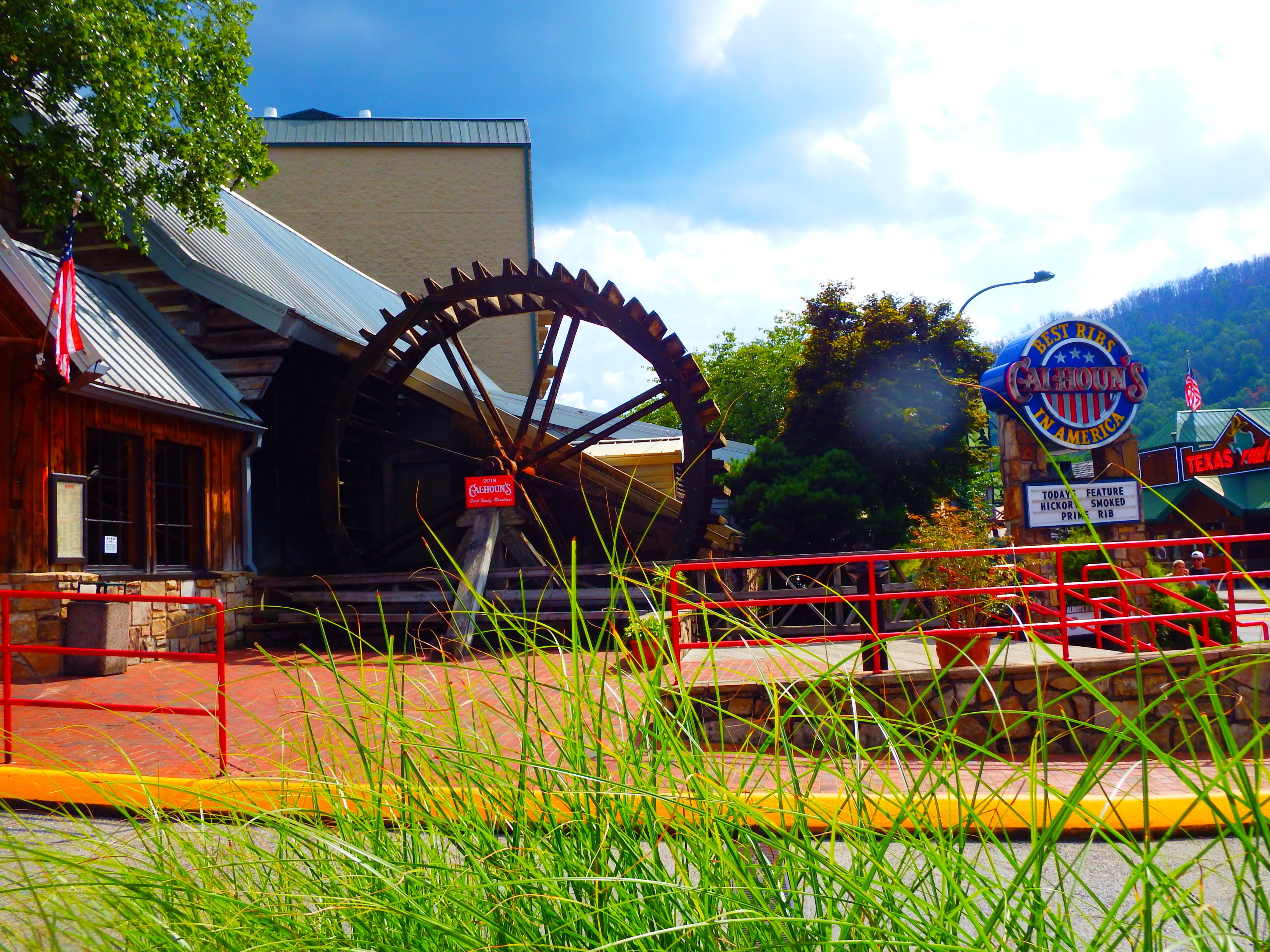 If you want fine dining in Gatlinburg Calhouns has delicious cuisine every day of the week!