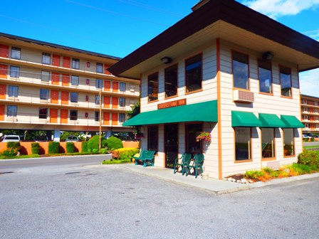 Creekstone Inn lets you enjoy nature while staying in the city of Pigeon Forge.